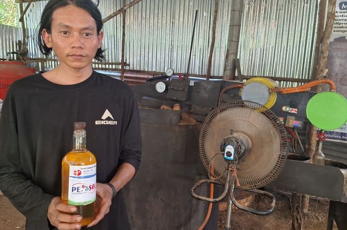 Dalam botol kaca hasil olahan sampah plastik yang menjadi BBM setara Solar B0 bernama Petasol di Bengkulu