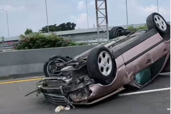 Mercedes-Benz W202 C180 terbalik kayang di tol Jakarta-Serpong, (3/4/25)