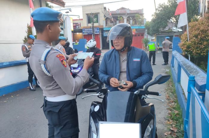 Bolehkah pengendara memakai SIM dan STNK dalam bentuk fotokopian?