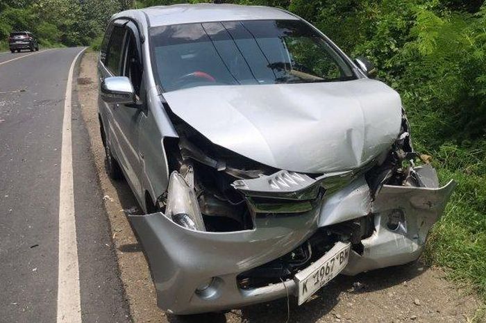 Kondisi Toyota Avanza yang terlibat kecelakaan adu banteng dengan Isuzu Elf di jalan Raya Blora-Cepu, Kalimodang, kabupaten Blora, Jawa Tengah