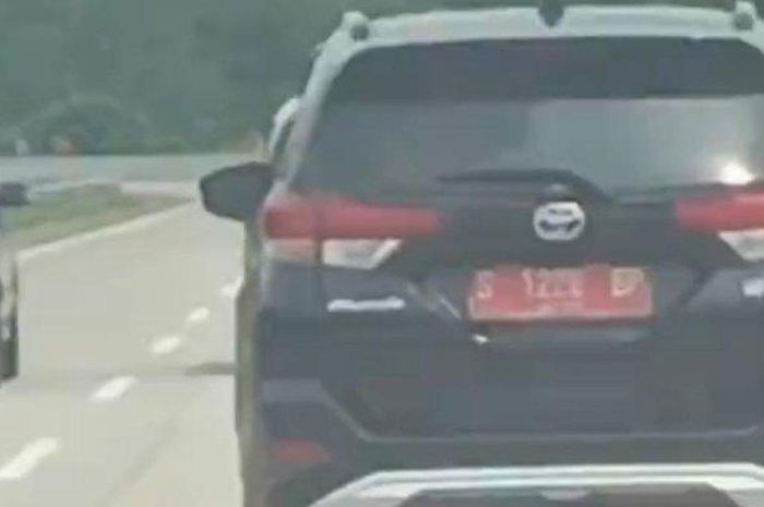 Viral Toyota Rush pelat dinas S melenggang santai di ruas Tol Trans Sumatera. 