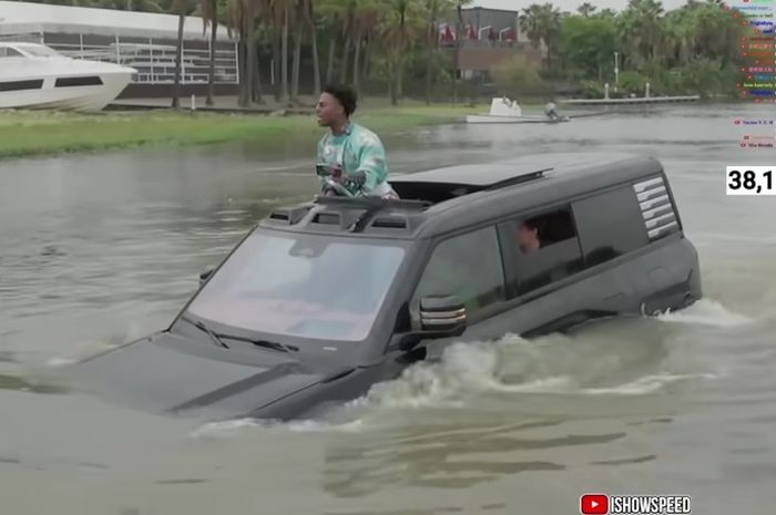 Youtuber ternama Amerika Serikat kaget saat menjajal mobil yang bisa mengapung di China