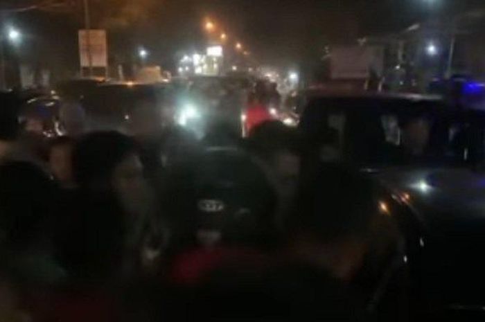 Tiga debt collector di Grobogan nyaris jadi bulan-bulanan massa. Bermula tarik Brio secara paksa di jalan