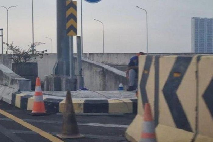 Penampakan barier penghalan masuk jalur tol yangbelum selesai