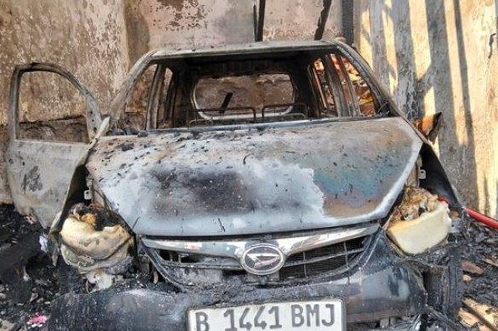 api dari dasbor Daihatsu Sirion yang akinya habis ngedrop, hanguskan satu unit rumah mewah di Semarang pada Senin (7/4/2025).