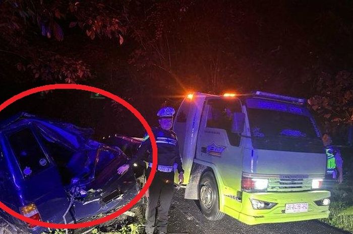 Dalam lingkaran merah, tampak belakang Toyota Kijang Super berisi 10 orang terjun ke jurang di tikungan Salak Dusun Pamah Semelir, Desa Telagah, Sei Bingai, Kabupaten Langkat, Sumatera Utara