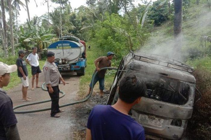Daihatsu Luxio yang terbakar habis di Jl Tempur, desa Argotirto, Sumbermanjing Wetan, kabupaten Malang, Jawa Timur