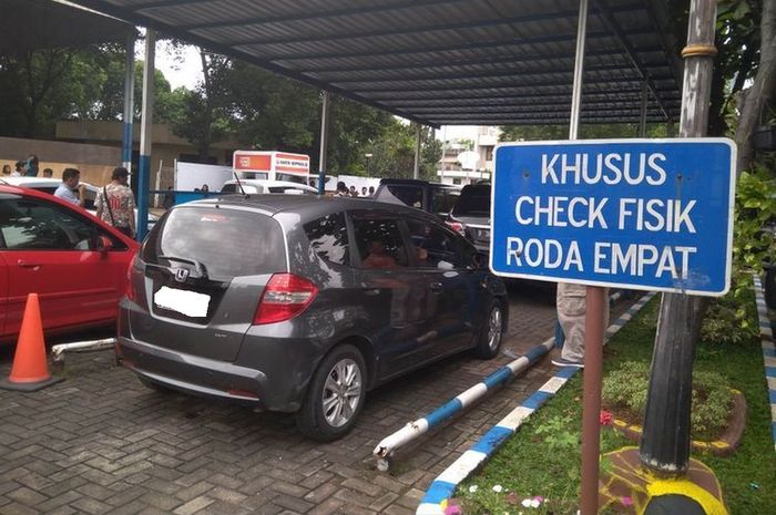 Proses cek fisik mobil di Samsat untuk pengurusan mutasi balik nama antar provinsi
