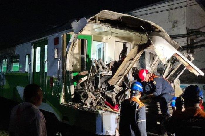 Viral benturan antara Commuter Line Jenggala dan truk muatan kayu berbuntut panjang. Sopir dan pengusaha dituntut ganti rugi 