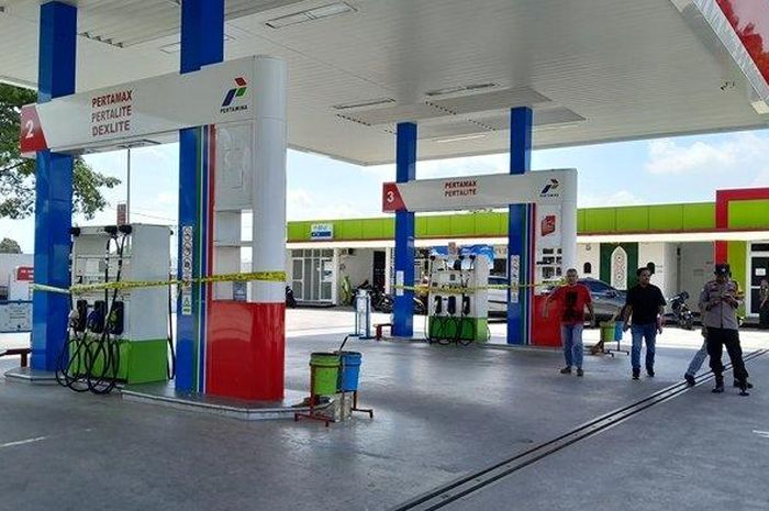 Penyegelan SPBU 44.574.29 di Trucuk, Klaten, Jawa Tengah oleh Polisi karena jual Pertalite campur air, (8/4/25)