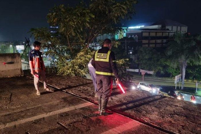Penampakan ujung tol Krian-Gresik yang belum tersambung lokasi terjun BMW 740Li karena ikuti Google Maps