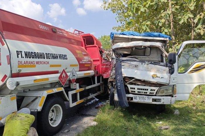 Truk tangki BBM parut kabin dump truck Isuzu Elf di jalan raya desa Pule, Sawahan, kabupaten Madiun, Jawa Timur