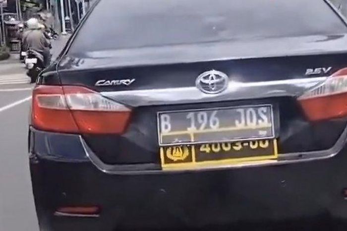 Toyota Camry berpelat nomor ganda, yakni Sipil B 196 JOS dan Dinas Polri 4003-00