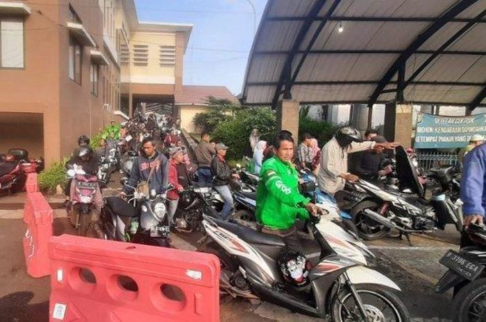 Antusiasme warga Jawa barat di Samsat Depok 1 untuk manfaatkan pemutihan pajak kendaraan dari Dedi Mulyadi