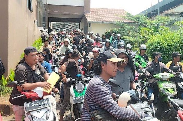 Kantor Samsat kota Depok dikepung pemilik mobil dan motor yang hendak menikmati pemutihan pajak kendaraan Dedi Mulyadi, (9/4/25)
