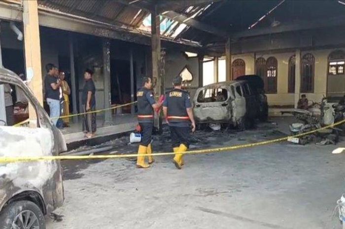Tim Laboratorium Forensik (Labfor) Polda Jatim selidiki penyebab terbakarnya dua mobil dan dua motor di rumah Sahrawi (45) warga desa Tlagah, Banyuates, Sampang, Madura, Jawa Timur