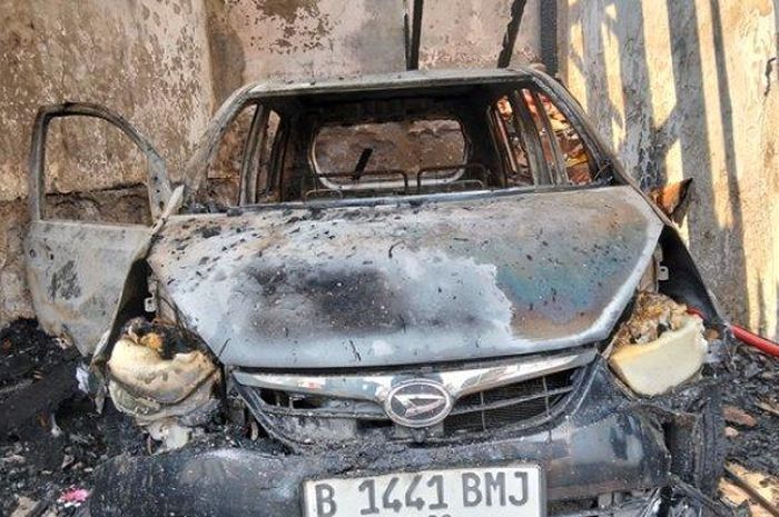 Daihatsu Sirion yang menjadi penyebab terbakarnya rumah mewah nomor 9 di Jl Semeru II, Karangrejo, Gajahmungkur, kota Semarang, Jawa Tengah