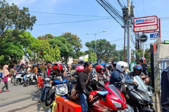 Antrean pemilik kendaraan di kantor Samsat Soreang kabupaten Bandung sampai meluber ke jalan, (9/4/25)