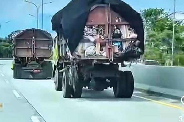 tangkap layar kondisi truk sampah di Kota Semarang yang bikin miris, kontainer bolong-bolong, sampai isinya jatuh lagi ke jalan