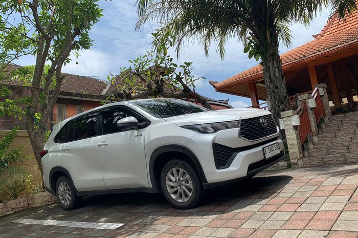 Kijang Innova Zenix Hybrid resmi menjadi Kijang teririt di Indonesia saat ini.