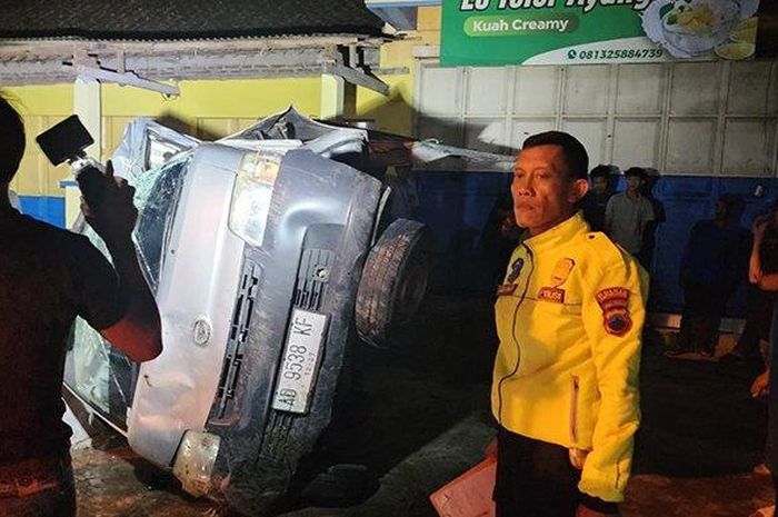 Daihatsu Gran Max jungkir balik di kali usai pincang mendadak ketika melaju