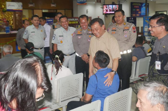 Tinjauan Gubernur Jawa Tengah, Ahmad Luthfi di Samsat Banyumanik II kota Semarang, (10/4/25) dalam rangkan program pemutihan pajak kendaraan