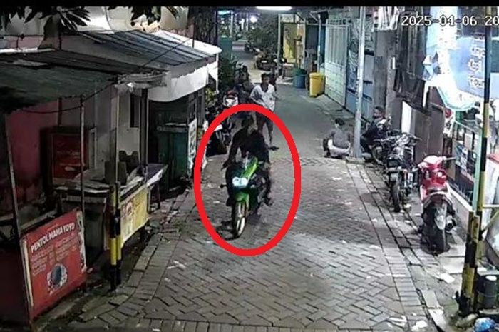Dalam lingkaran merah, pelaku maling saat menjajal Kawasaki Ninja 250 yang memakai modus jadi pembeli di dukuh Kupang, Pakis, Surabaya