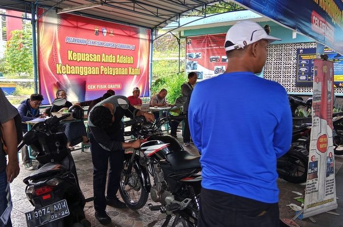 Pelayanan cek fisik kendaraan di Samsat III Krapyak Semarang Barat, Kota Semarang, Jawa Tengah