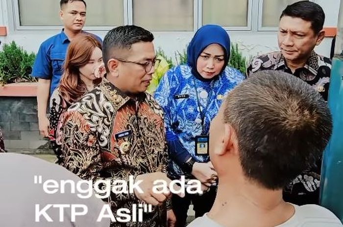 Gubernur Banten, Andra Soni saat meninjau pelaksanaan pemutihan pajak kendraan di kantor Samsat