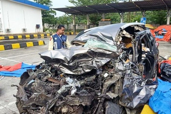 Honda BR-V hancur lebur di Tol Pemalang-Batang. Satu tewas sedangkan lainnya luka berat