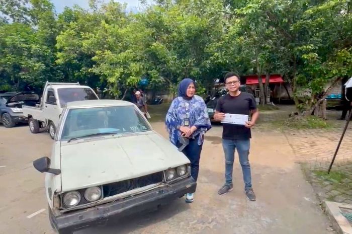 Riyanda (kanan) melunasi tunggakan pajak Toyota Corolla DX miliknya setelah telat 9 tahun di Samsat Kota Serang, hanya bayar Rp 982 ribu