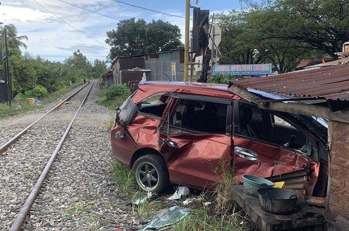 Honda Mobilio babak belur nyangkut di warung usai disundul kereta api
