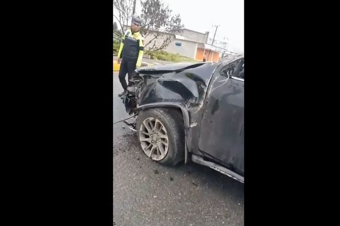 Kondisi Toyota Fortuner dinas nopol DP 1 H Bupati Luwu Utara, Andi Abdullah Rahim pasca kecelakaan tunggal saat berangkat jamaah salat subuh