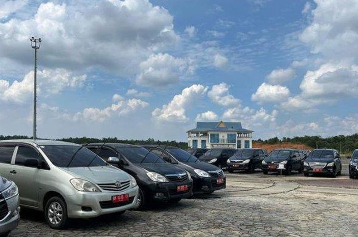 Mobil dinas Pemerintah Kota Pekanbaru tampak berjejer ketika dikumpulkan di Komplek Perkantoran Pemerintah Kota Pekanbaru, Tenayan Raya.  