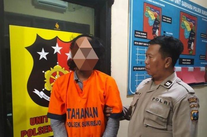 Pengangguran berinisial TJ ini berbaju oranye khas penjara. Nekat jual F!ZR teman modus beli rokok