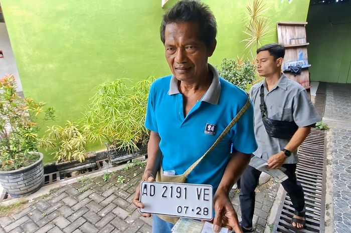 Warmanto, warga Mekar Asri, Nglorog, Sragen, Jawa Tengah lunasi tunggakan pajak motornya selama 6 tahun, tapi cuma suruh bayar Rp 540 ribu