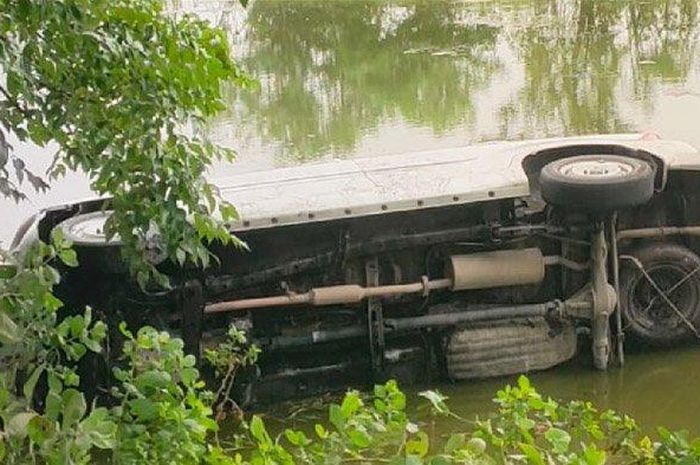 Daihatsu Xenia rebahan di tambak milik warga, niat sopir ogah senggolan berujung kena apes