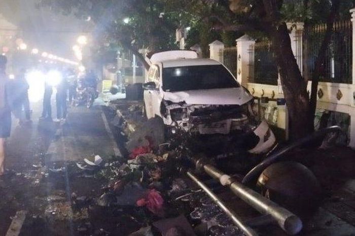Innova dibawa pria mabuk obrak abrik trotoar di jalan Asia Afrika, Bandung