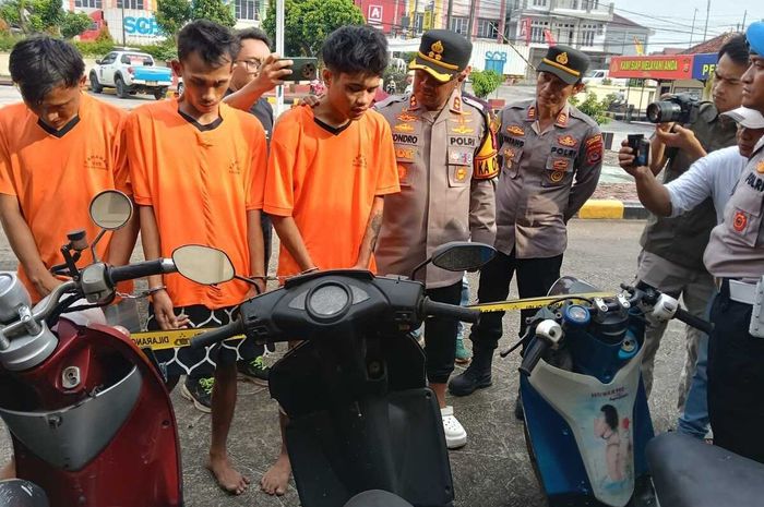 Tiga pelaku pencurian dan penadah motor curian yang nekat menggondol motor dinas Polisi Bhabinkamtibmas Polsek Cikande
