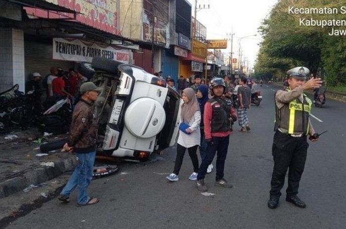 Daihatsu Terios terjang dua ruko di Malang. Efek microsleep bikin 1 orang tewas