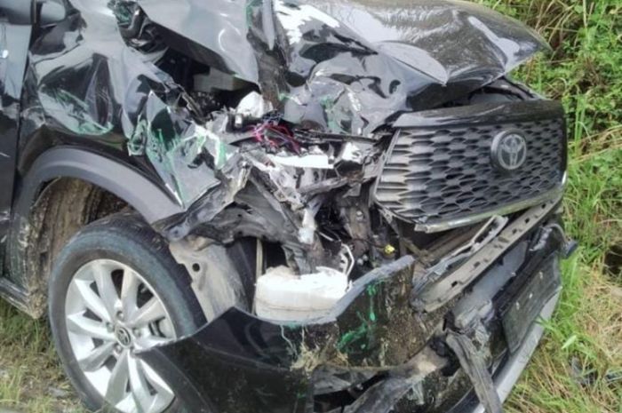 Kondisi Toyota Kijang Innova Zenix dinas Bupati Kuansing pasca kecelakaan dengan truk di jalan lintas Teluk Kuantan-Pekanbaru, Riau