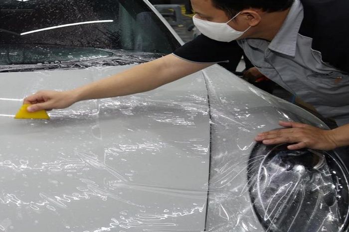Proses pemasangan V-Kool PPF oleh teknisi profesional