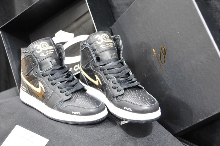 Sepatu edisi khusus kolaborasi V-Kool Indonesia dan Mr. Simply