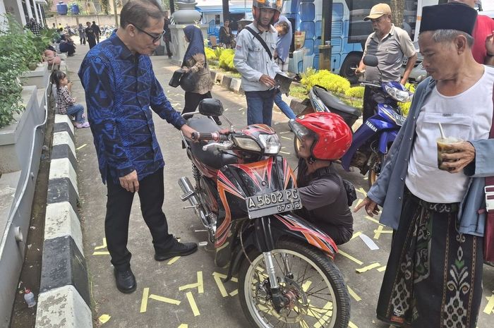 Yosep Setiawan, lunasi tunggakan pajak Honda Astrea Legenda miliknya yang telat 14 tahun hanya bayar Rp 140 ribuan