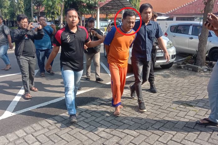 Dalam lingkaran merah, residivis bernama Suprayitno yang maling Suzuki Ertiga milik pensiunan guru bernama Ahmad Kafani Hasanah (71) di warung rawon desa Janti, Mojoagung, kabupaten Jombang dengan modus jadi tukang parkir