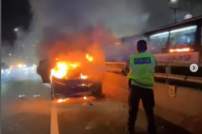 Petugas PJR menyemprotkan APAR ke Honda HR-V yang terbakar di tol Dalam Kota, Tebet, Jakarta Selatan