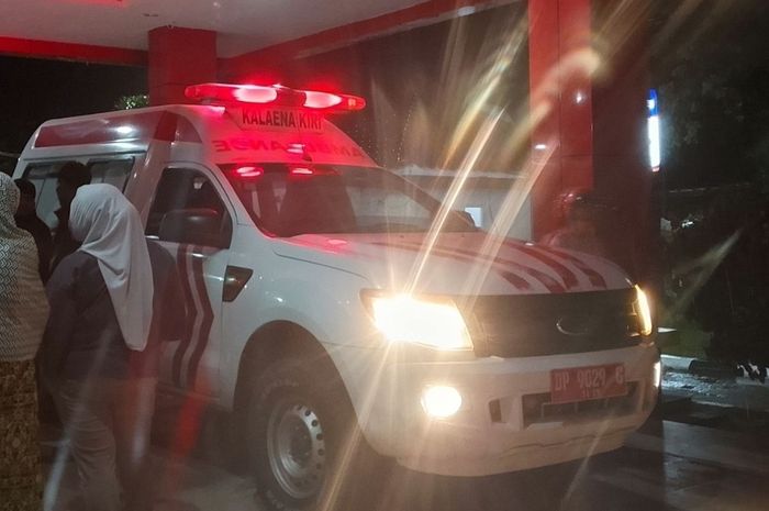 Ambulans yang membawa Kades Argomulyo, Luwu Timur, Sulawesi Selatan, Widayanto ke RSUD I Laga Ligo Wotu karena tak tahu minum air aki dari kulkas