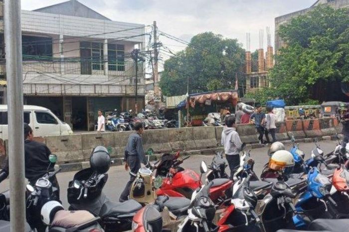 salah satu lokasi parkir liar di Kawasan Pasar Tanah Abang, Jakarta Pusat. Sedang menjadi sorotan usai viral jukir yang menggetok tarif parkir hingga Rp 60 ribu kepada pengunjung 