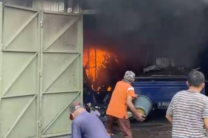 Kebakaran gudang onderdil mobil bekas di wilayah Larangan, kota Tangerang, (14/4/25)