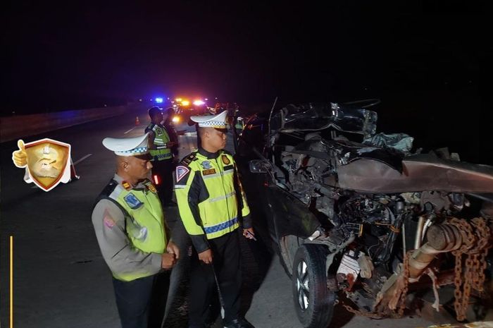 Unit Gakkum Satlantas Polres Ngawi mengevakuasi Toyota Avanza dalam kondisi hancur parah setelah tabrak truk di Km 549 ruas tol Ngawi-Solo 